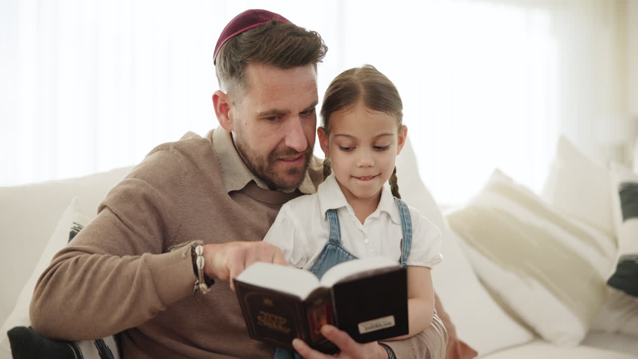 lectura, libro y padre con la niña en casa