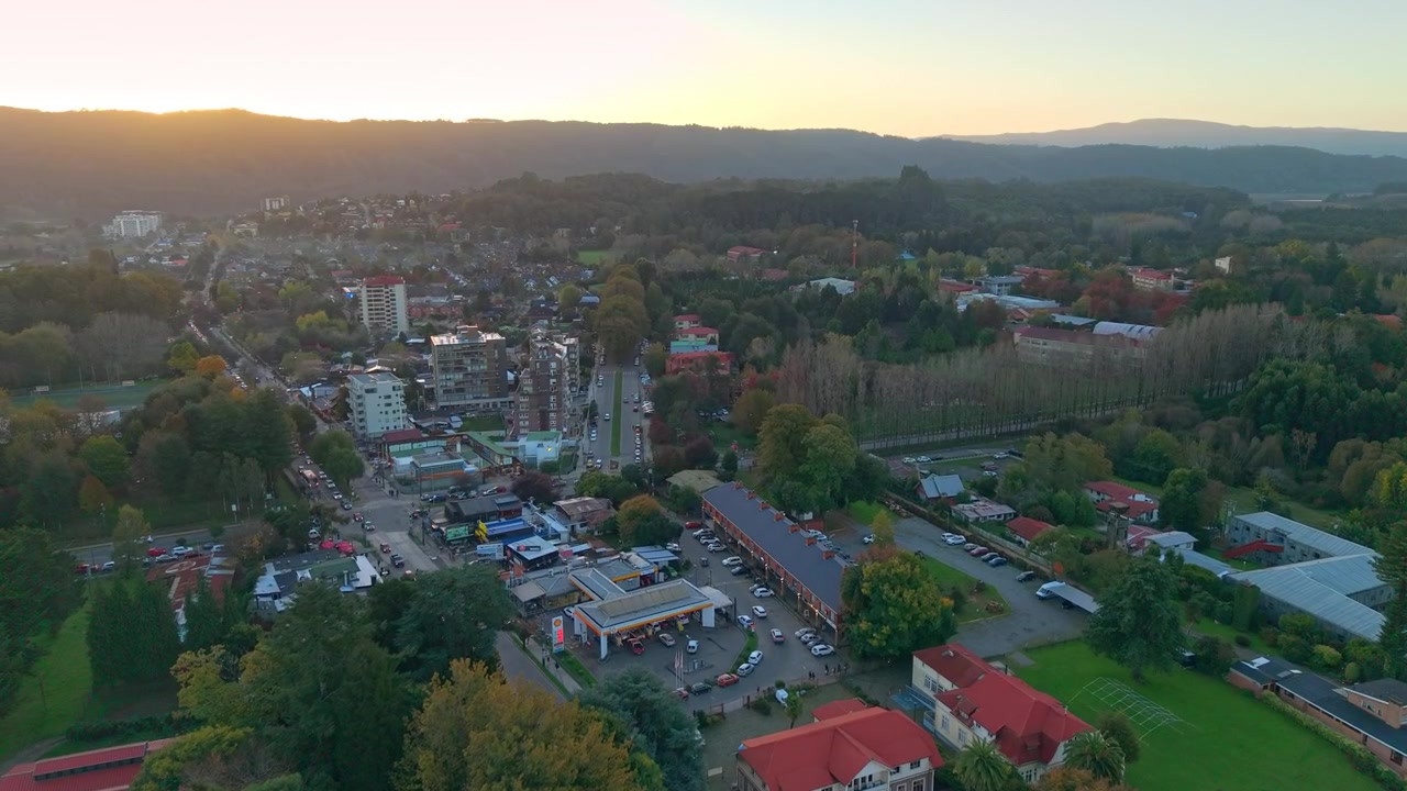 Luftpanorama des Teja-Inselviertels zur goldenen Stunde, Valdivia, Chile. Stadtansicht.