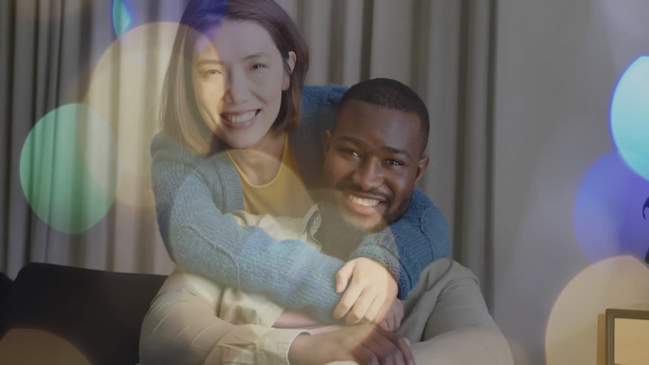abrazándose y sonriendo, pareja con animación de luces bokeh en el fondo