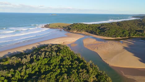 Playa-Vacía-Y-Arroyo-En-La-Playa-De-Moonee-Por-El-Promontorio-Verde-Del-Acantilado-En-Verano---Paisaje-Marino-En-La-Costa-Norte-Media-De-Nsw,-Australia