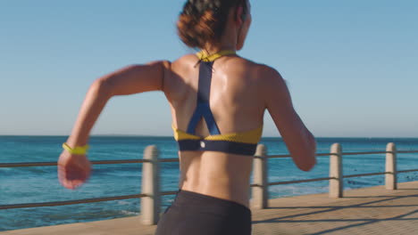 vista de atrás, mujer y corriendo con velocidad en la playa