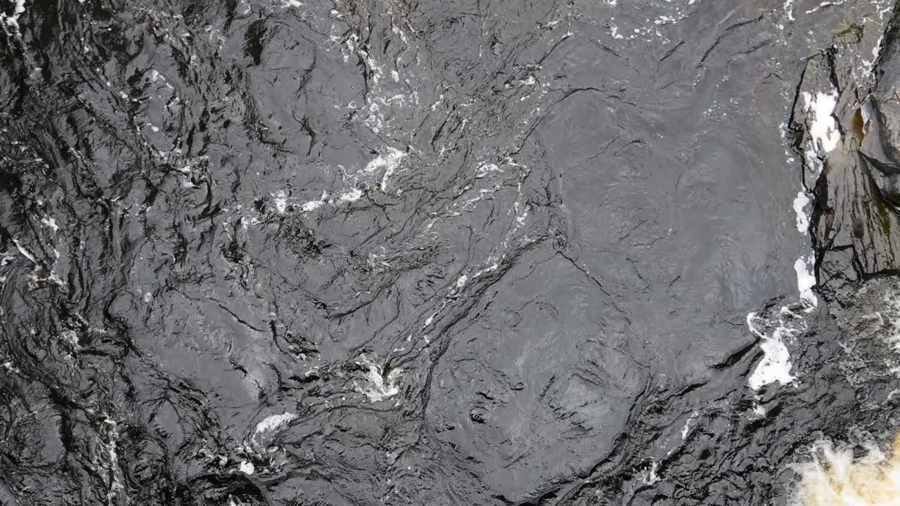 agua que fluye en un entorno natural