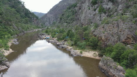 Flöße-Sind-Auf-Dem-Campingplatz-An-Einem-Ruhigen-Abschnitt-Der-Felsigen-Flussschlucht-Festgebunden