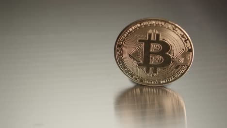 emblema de moneda bitcoin con símbolo o logotipo, primer plano de vista deslizante de enfoque