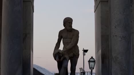 statue d'un homme à naples avant que le soleil ne se lève