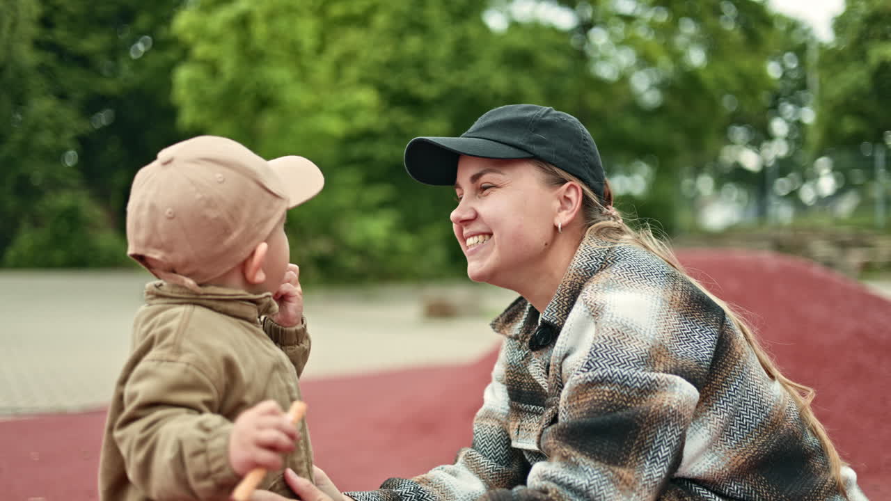 Bambino sorridente e felice di 2 anni che corre nel parco giochi. Un bambino gioca e corre mentre cammina per strada. Sviluppo infantile.