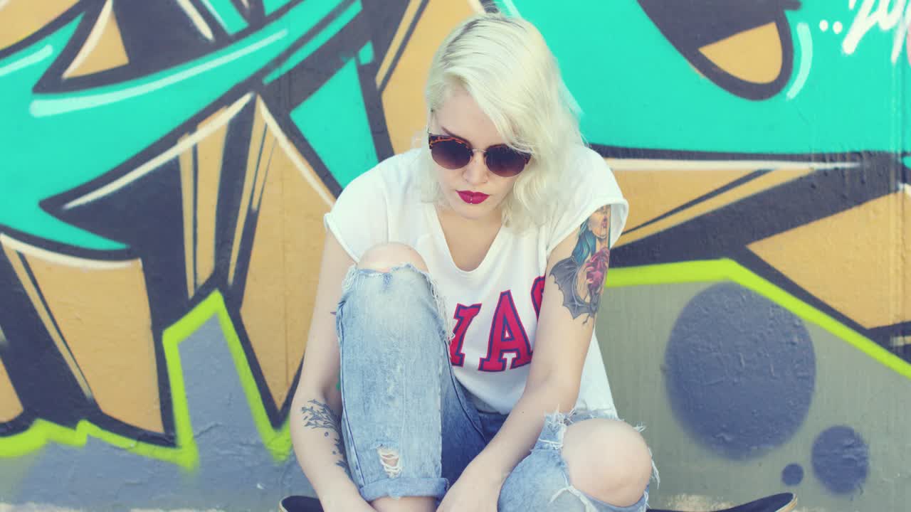 뱀파이어 문신을 한 트렌디한 젊은 여성