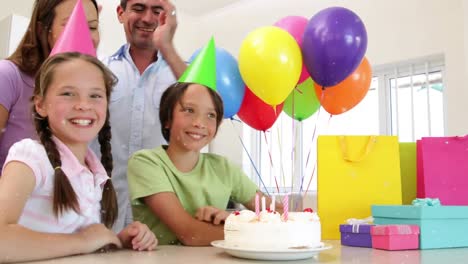 animación de manchas blancas sobre la familia divirtiéndose en la fiesta de cumpleaños