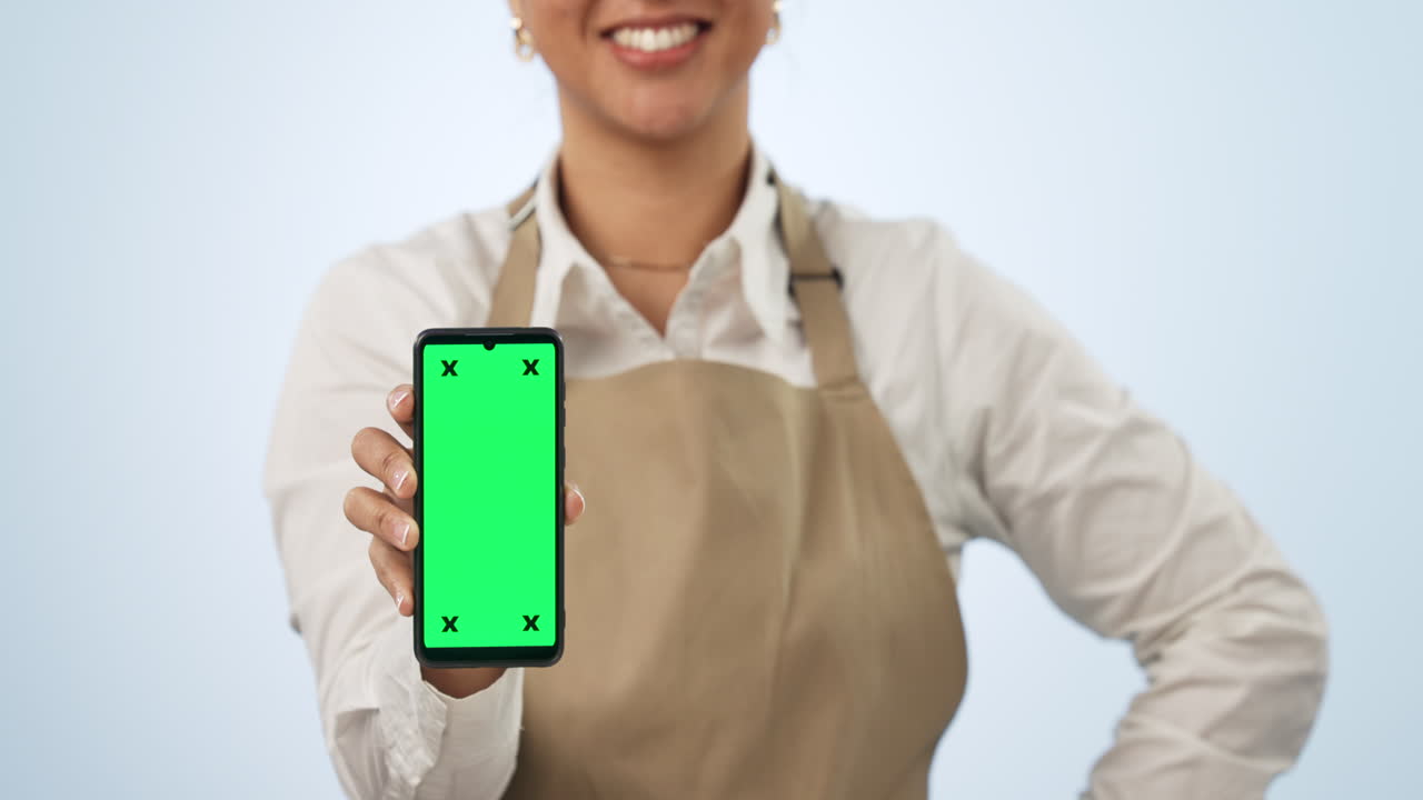 mujer feliz, manos y teléfono pantalla verde