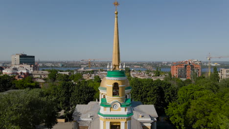 una torre de la iglesia de la catedral de la transfiguración del salvador una iglesia ortodoxa principal de dnipro, ucrania