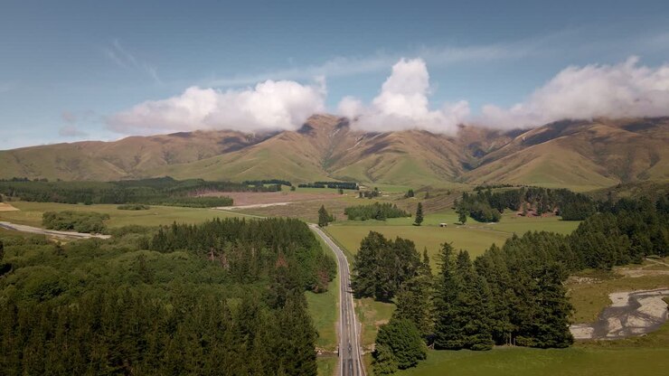 Aerea - La Strada Statale 8 che attraversa terreni agricoli e alte montagne in Nuova Zelanda