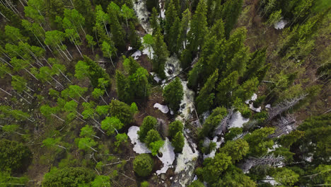 Drohnenüberflug-über-Mountain-Creek-In-Grand-Mesa,-Colorado