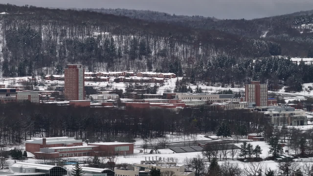 vista aérea de la universidad de binghamton en un día de invierno.