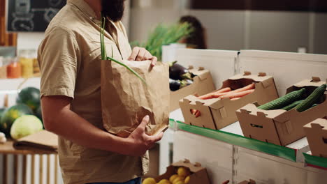 cliente en una tienda biológica de baja huella de carbono