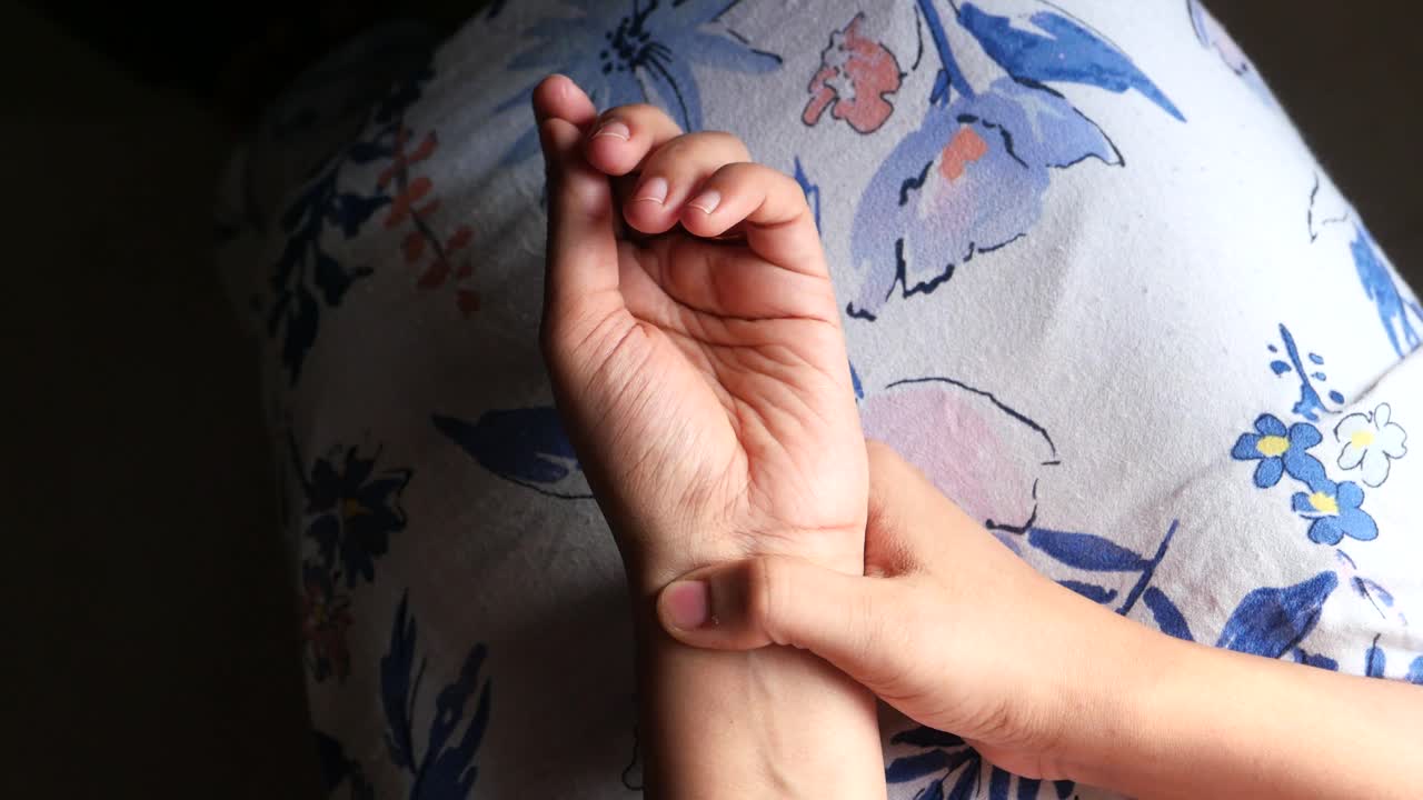 dolor en la muñeca de la mujer