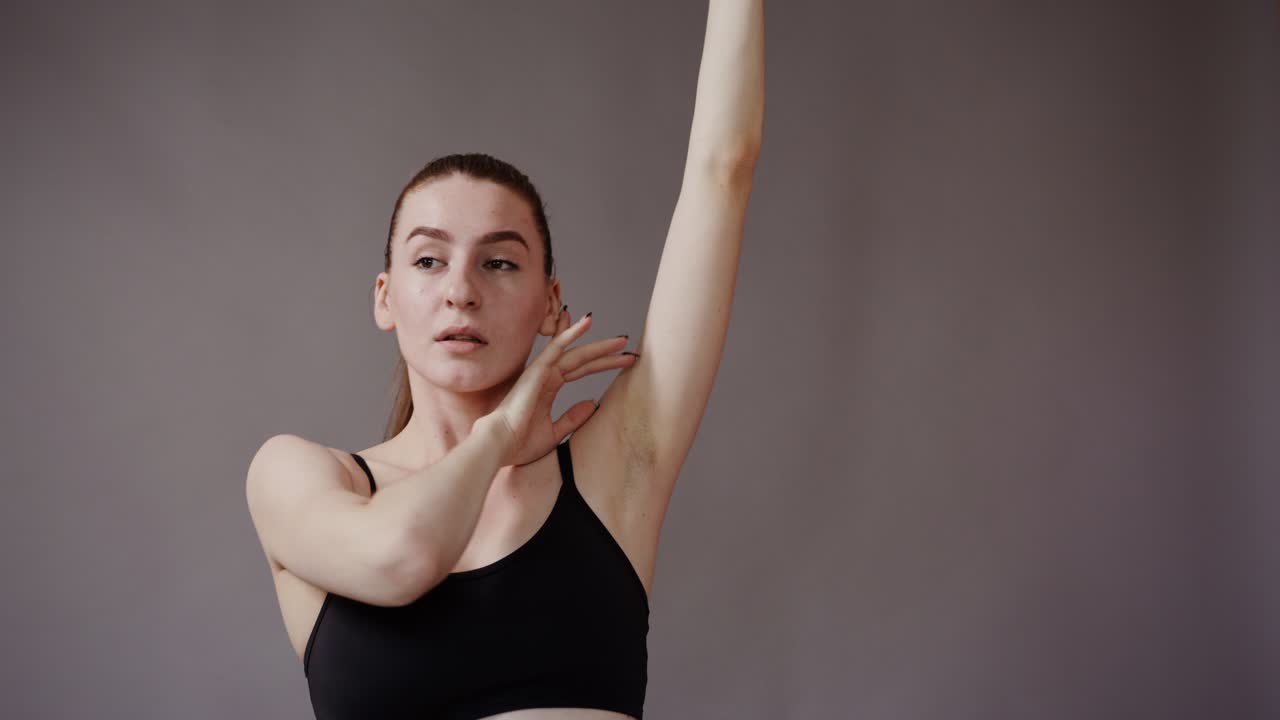 Mujer haciendo posturas de yoga en un estudio