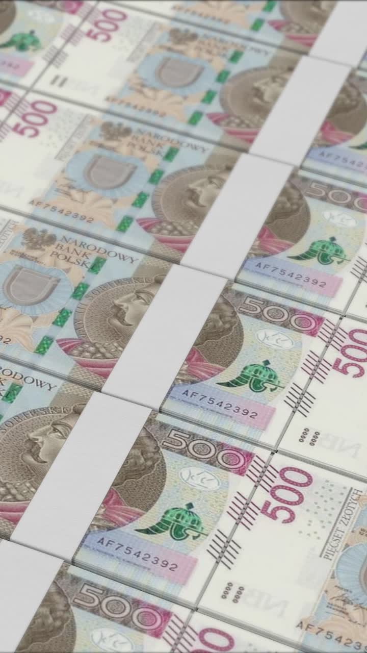 Video verticale di 500 banconote di zloty polacchi stampate da una pressa per denaro