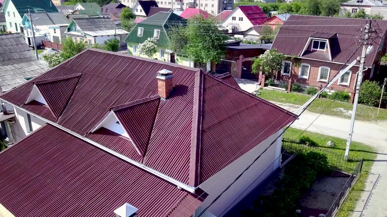 vista aérea de una zona residencial con techo marrón