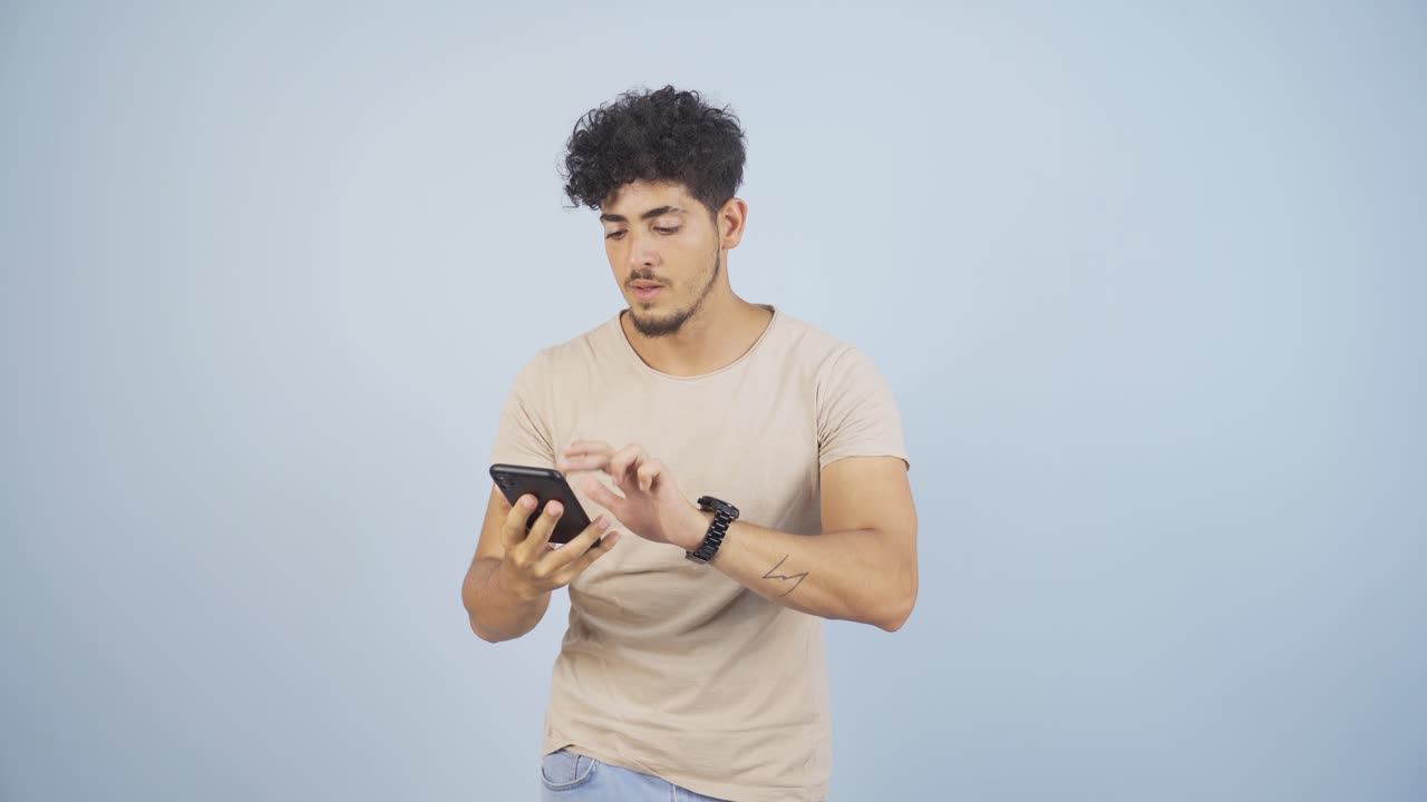 전화로 이야기하는 남자의 전화가 충전되지 않습니다.