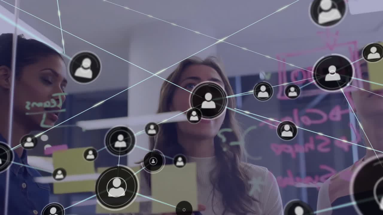 animación de la red de conexiones entre diversos colegas de tormenta de ideas en la oficina