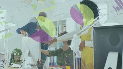 animación del procesamiento de datos financieros sobre diversas personas de negocios con máscaras faciales en la oficina