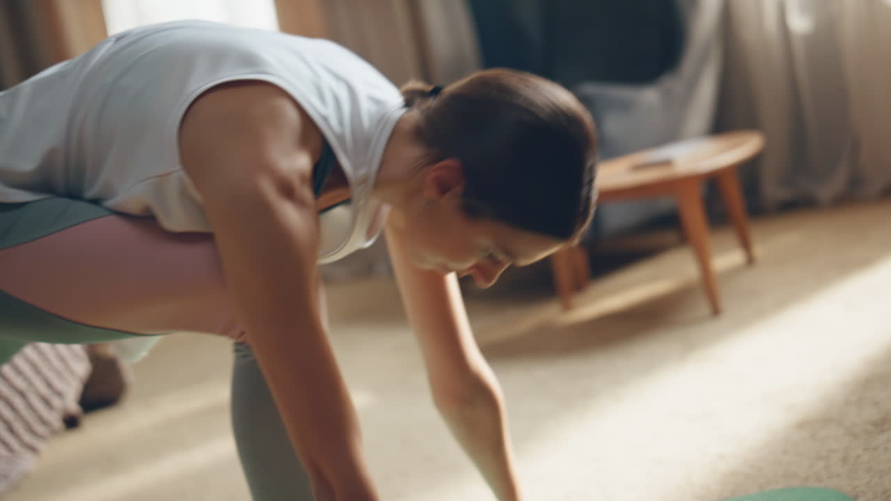 여자 집에서 피트 니스 운동을 하 고