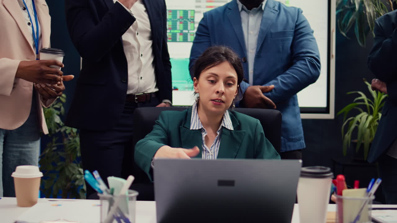 좌절하고 화가 난 프로젝트 매니저는 미치광이처럼 행동하고 직원들을 판단합니다.