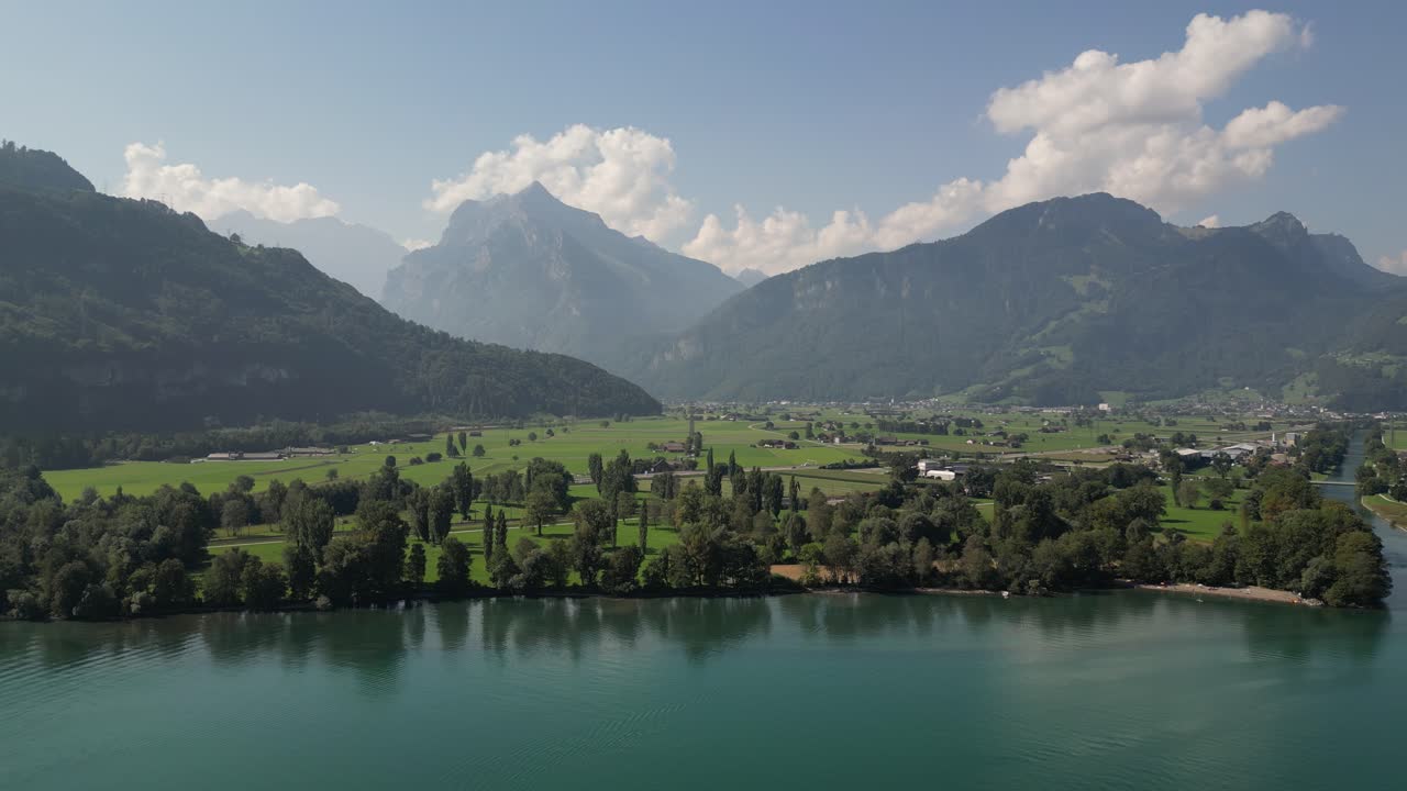 lago walensee con vistas a las montañas y el cielo azul en suiza