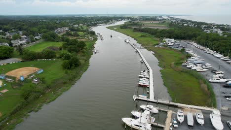 Absteigende-Drohne-Lewes-Delaware-Boot-Kommt-Zurück-In-Den-Hafen-Bewölkter-Sommertag