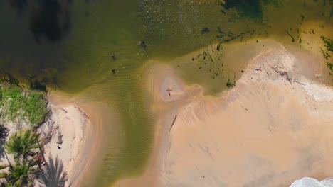 Ein-Modell,-Das-Auf-Einer-Sandbank-Im-Yarra-fluss-An-Der-Nordküste-Der-Karibischen-Insel-Trinidad-Liegt