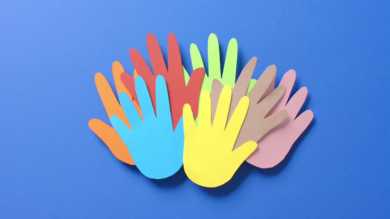 cerca de las manos juntas hechas de papel de colores sobre fondo azul con espacio para copiar