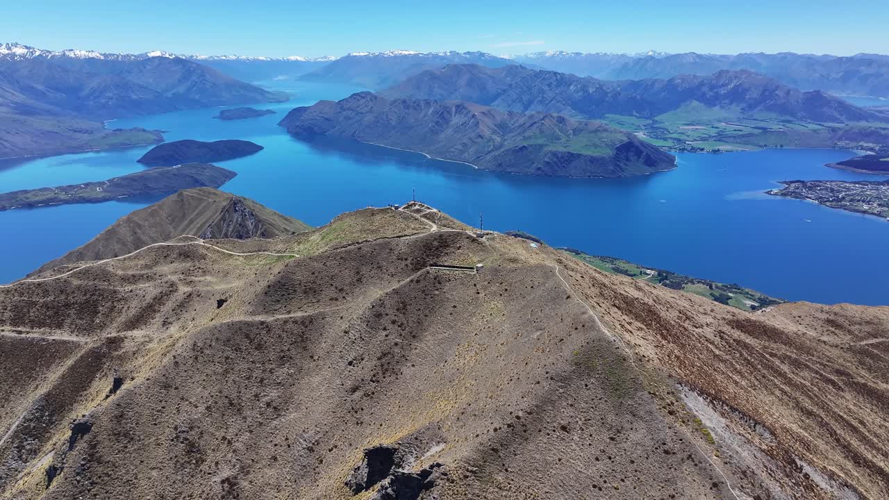 sobrevuelo famoso pico de roy sendero de senderismo cumbre de la montaña, amplia vista del lago wanaka, nueva zelanda