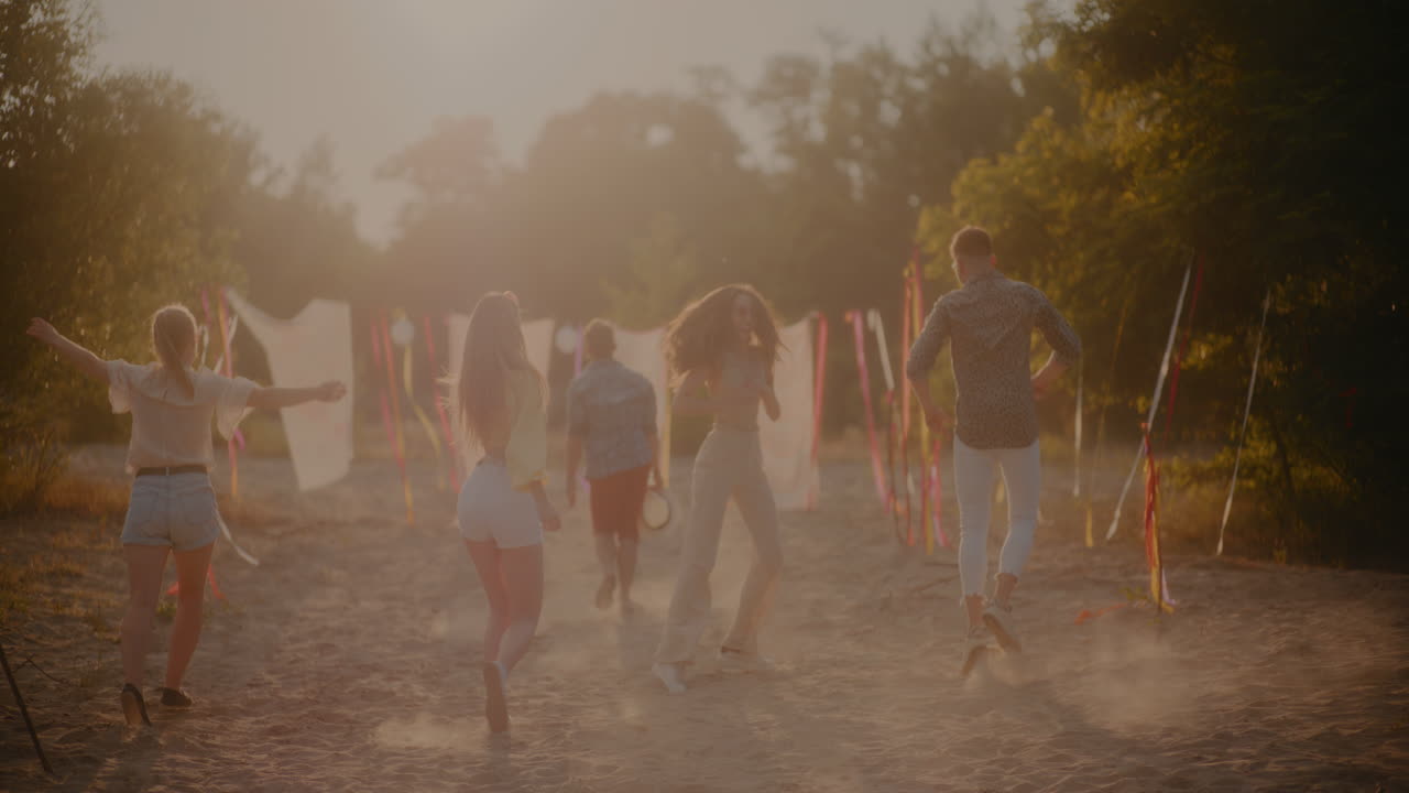 무관심 한 젊은 남자 들 과 여자 들 이 해변 에서 달리고 있다