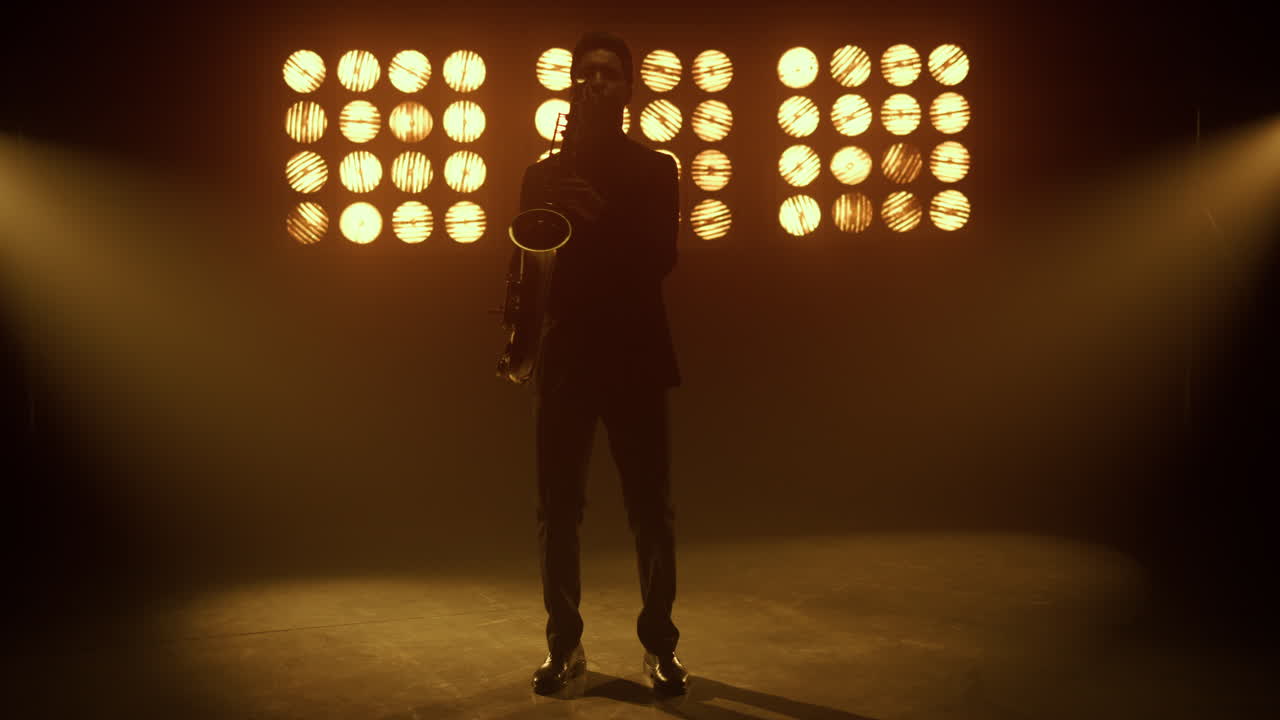 saxofonista tocando un instrumento apasionadamente en el escenario. músico interpretando una melodía