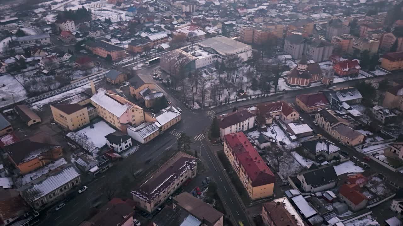 루마니아의 구라 후모루이 (gura humoru) 에서 눈 인 교차로를 지나가는 자동차의 드론 하이퍼스