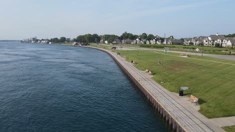 Riverwalk-and-houses-along-the-St-Clair-River-in-Port-Huron,-Michigan,-USA