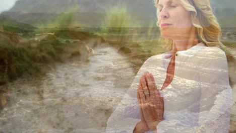 mujer meditando cerca de la playa 4k