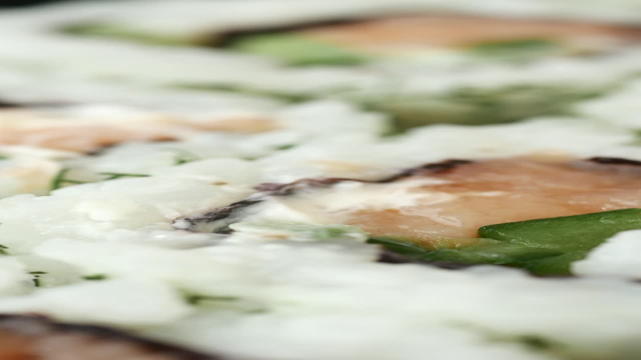 연어, 호박, 아보카도, 크림 치즈 를 은 수시 롤 의 클로즈업