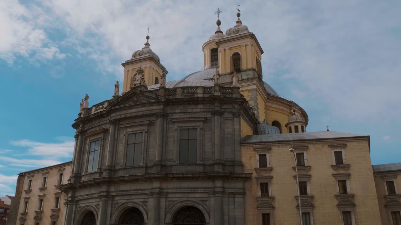 hermosa iglesia con cúpula en madrid