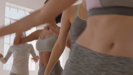 Grupo-De-Mujeres-Sanas-Bailando-Disfrutando-De-Una-Coreografía-De-Rutina-De-Baile-Divirtiéndose-En-El-Estudio-Practicando-Movimientos