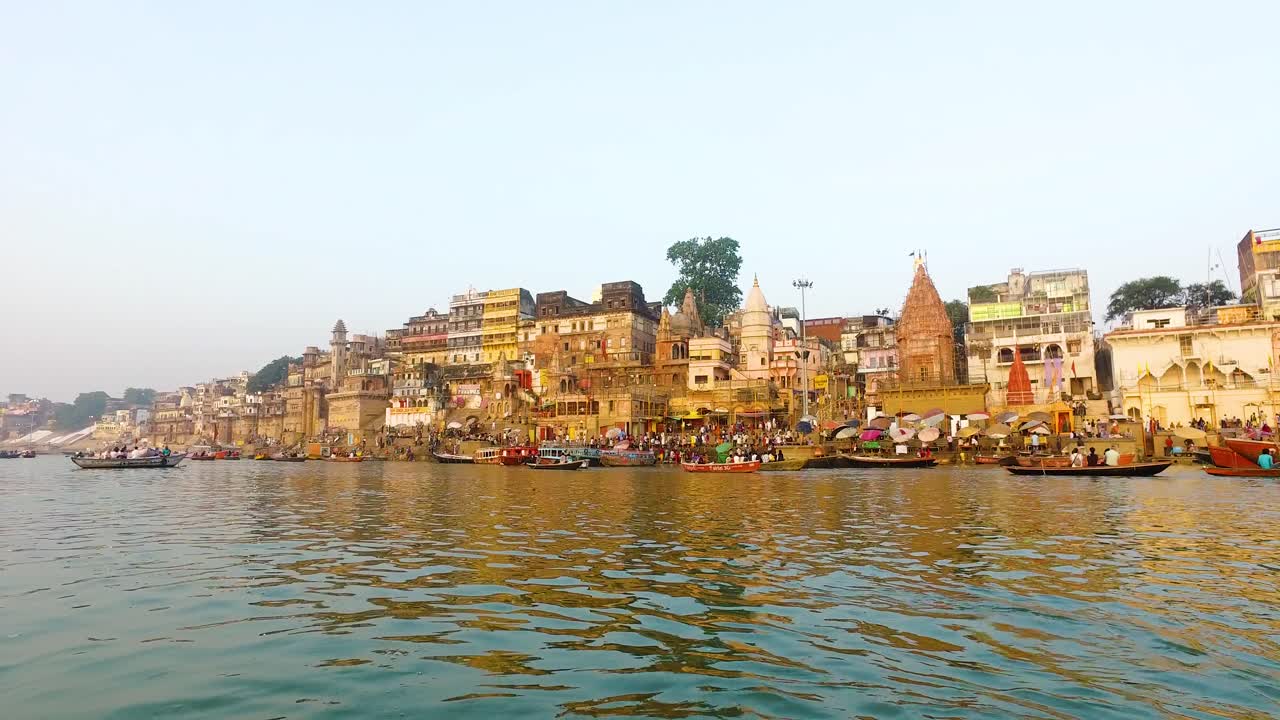río ganges en varanasi con edificios iluminados por la mañana amanecer en india