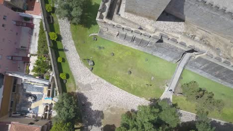 Vista-Por-Drones-Del-Castillo-De-San-Jorge-En-Una-Colina-En-Santa-Maria-Maior,-Lisboa