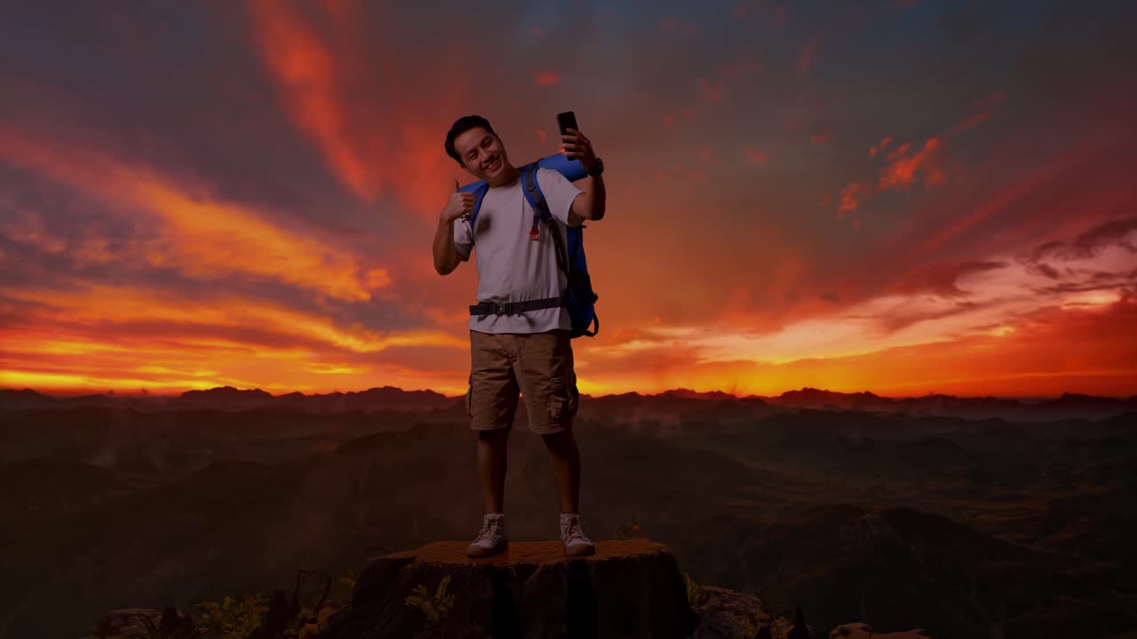 viajero feliz tomando una selfie en la cima de la montaña al atardecer