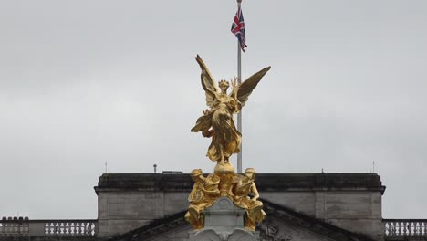 Victoria-Alada-Dorada-En-La-Cima-Del-Victoria-Memorial-En-El-Palacio-De-Buckingham,-Londres,-Reino-Unido