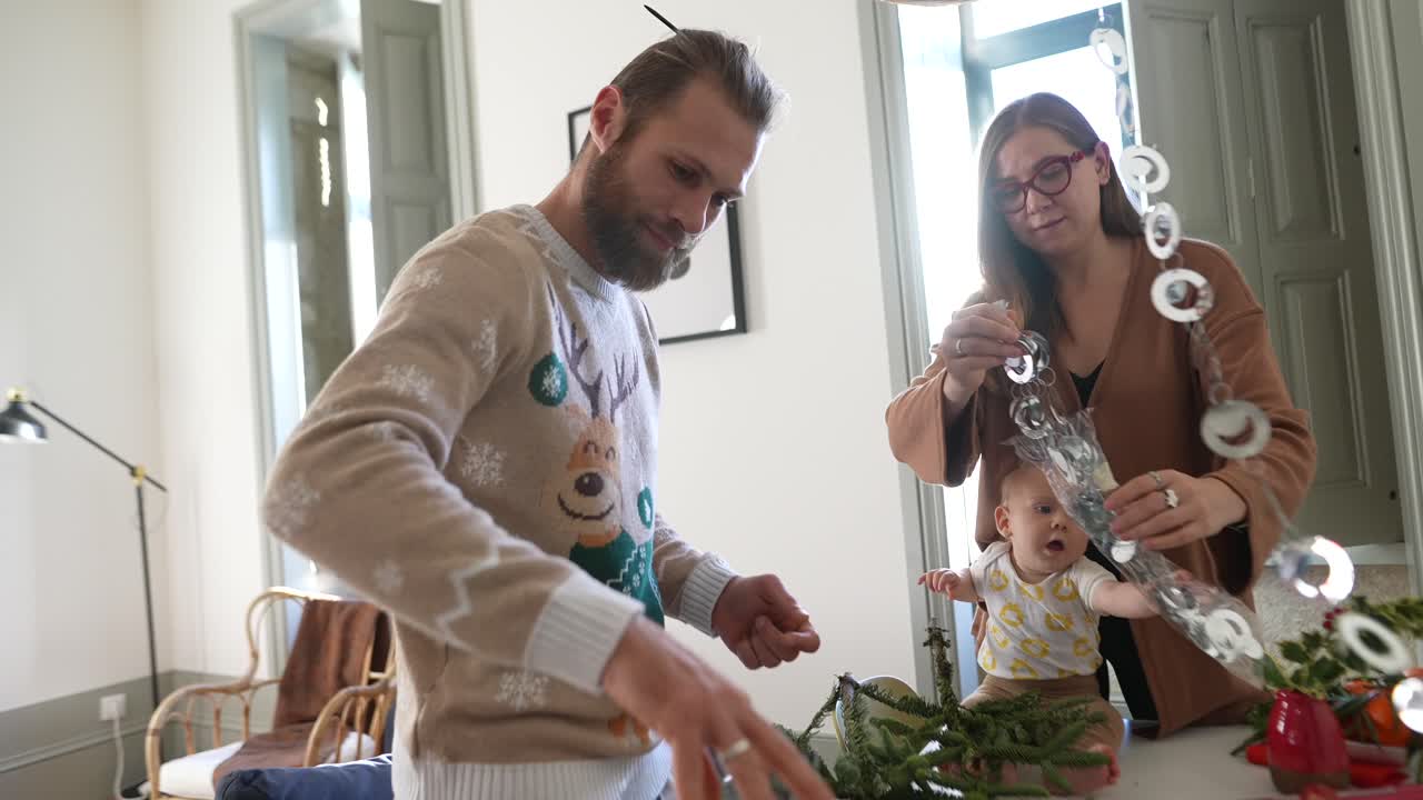 familia preparando decoraciones navideñas