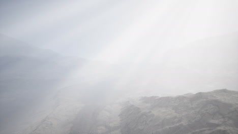 sun rays against the backdrop of the mountains