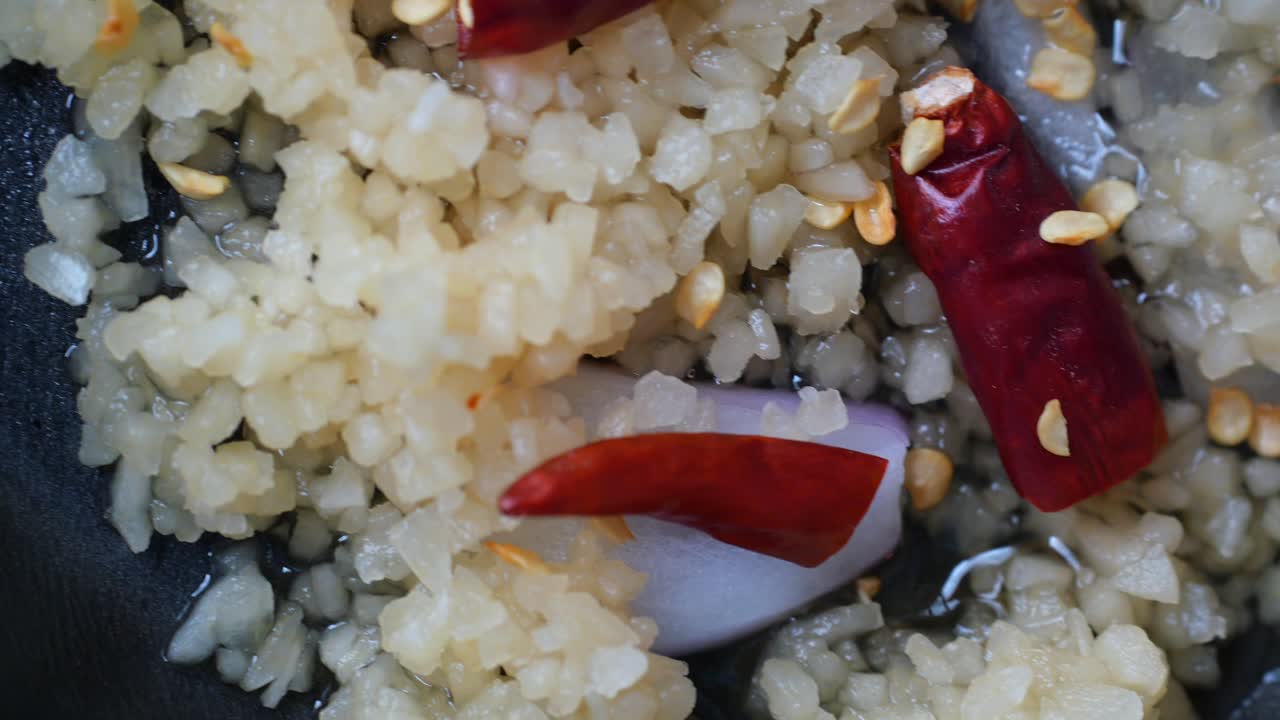 매운 소스 나 음식 을 준비 하는 것