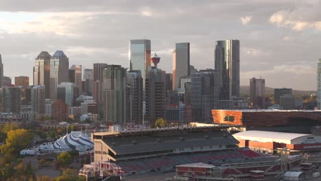 Eine-Luftdrohne-Erfasst-Das-Calgary-Stampede-Grounds-Und-Die-Rennstrecke-Mit-Dem-Innenstadtkern-Und-Dem-Tower-Im-Hintergrund,-Während-Sie-Langsam-Herauszoomt