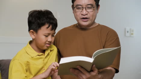 Hombre-Asiático-Y-Niño-En-El-Dormitorio