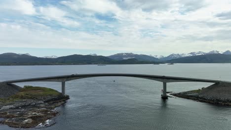 Storseisundet-Brücke-Mit-Vorbeifahrenden-Autos---Rückwärts-Bewegte-Luftaufnahme-Entlang-Der-Atlantikstraße-In-Norwegen